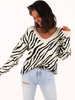 Oversizowy sweter z dekoltem V zebra ecru k249