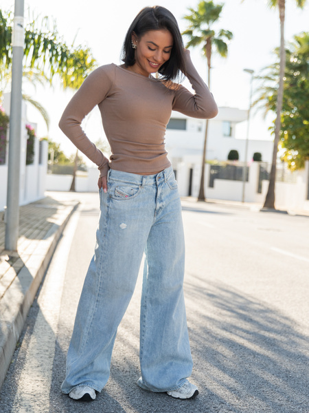 Dopasowana BLUZKA z dekoltem typu łódka z modalu o fakturze prążka mokka X7 k01