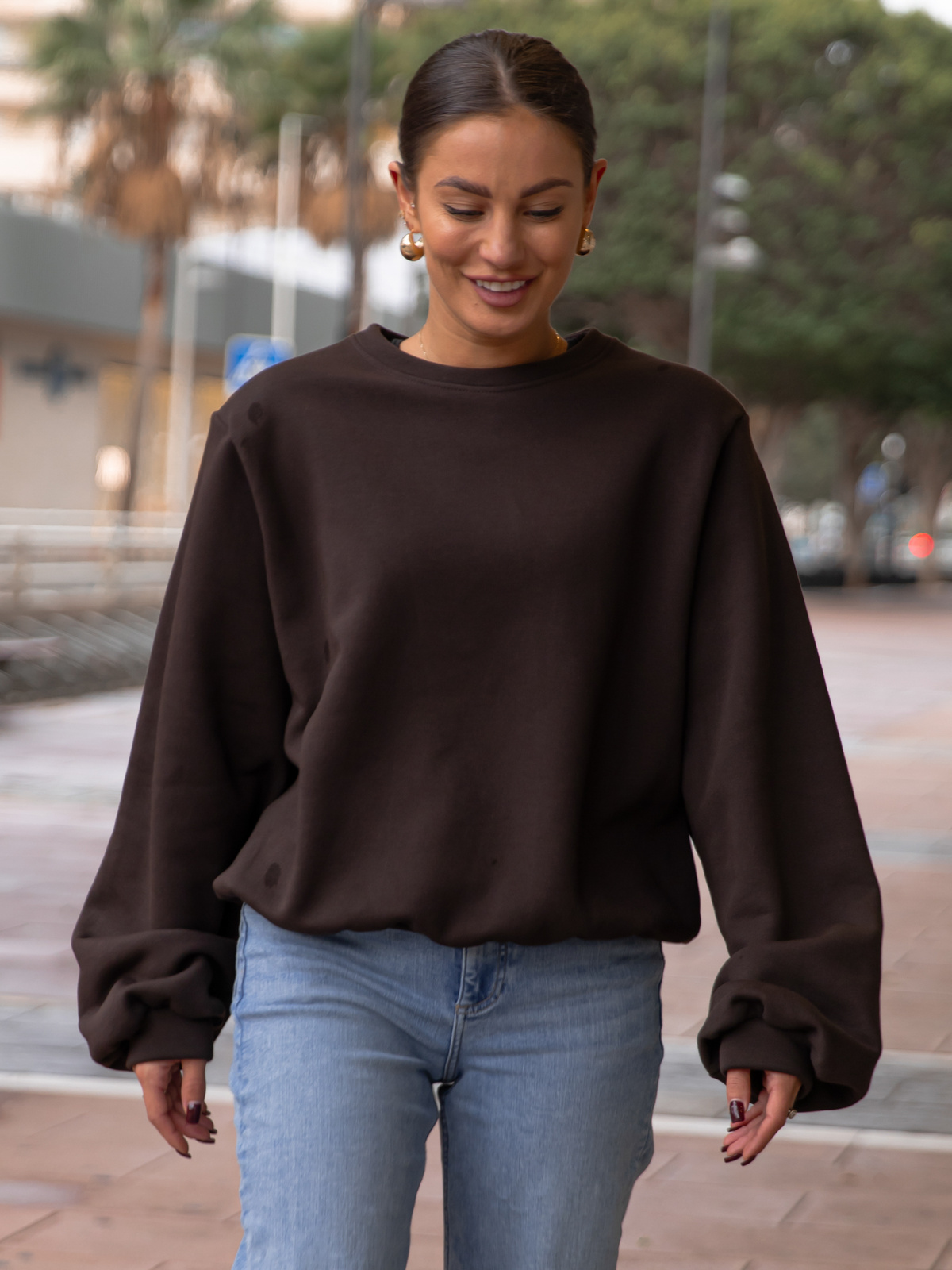 Oversizowa bawełniana BLUZA z drapanego dresu z poduszkami na ramionach dark chocolate X469