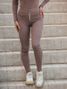 Dopasowane SPODNIE LEGGINSY z prążkowanej bawełnianej dzianiny z zamkiem coffee E5 k01