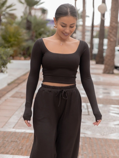 Codzienny KOMPLET krótka bluzka z kwadratowym dekoltem i luźne spodnie z gumką w pasie z prążkowanej dzianiny wiscoza i bawełna czekoladowy X558