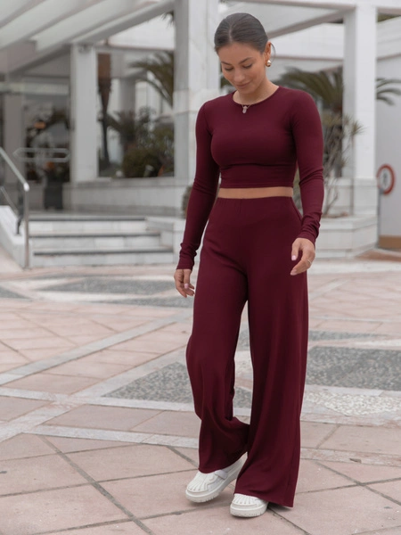 Codzienny KOMPLET krótka bluzka bez dekoltu i dopasowane spodnie z szerokimi nogawkami z prążkowanej dzianiny wiscoza i bawełna bordowy X552