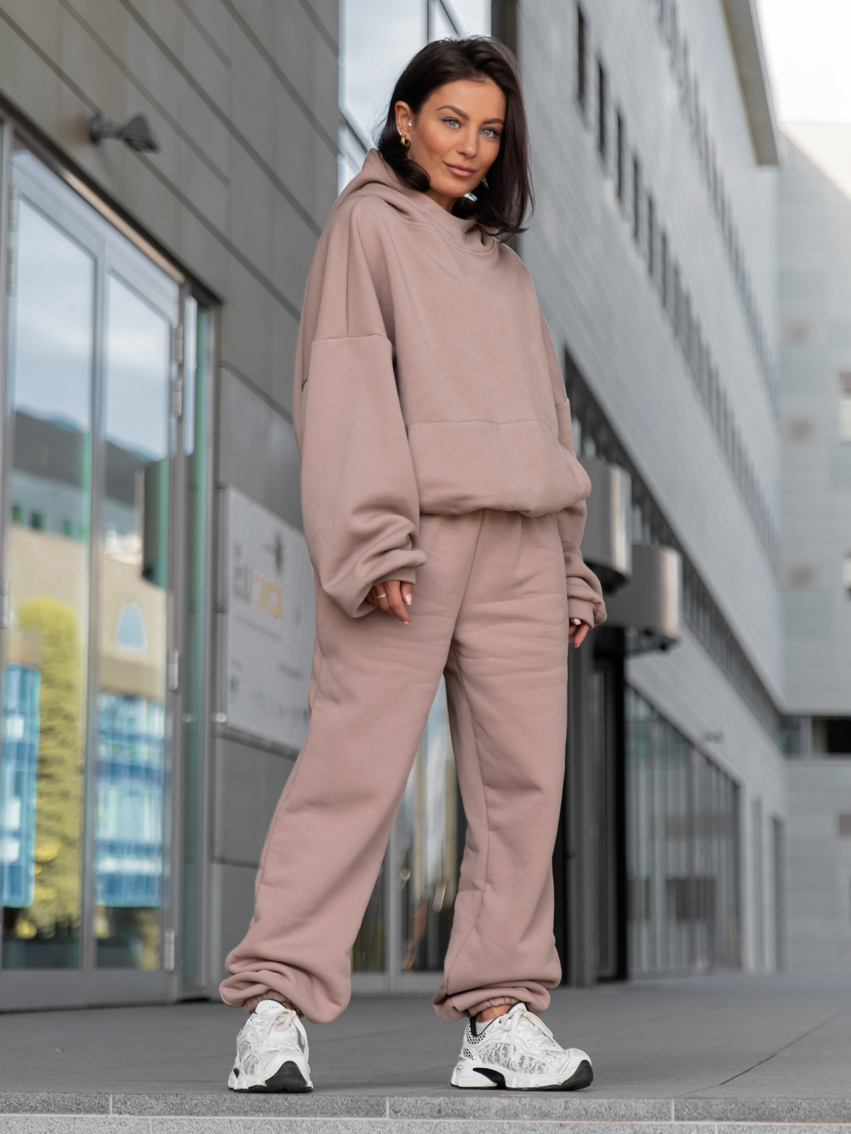 Viralowa Bawełniana BLUZA z drapanego dresu z kapturem na stójce z kieszeniami kangurka mokka E1