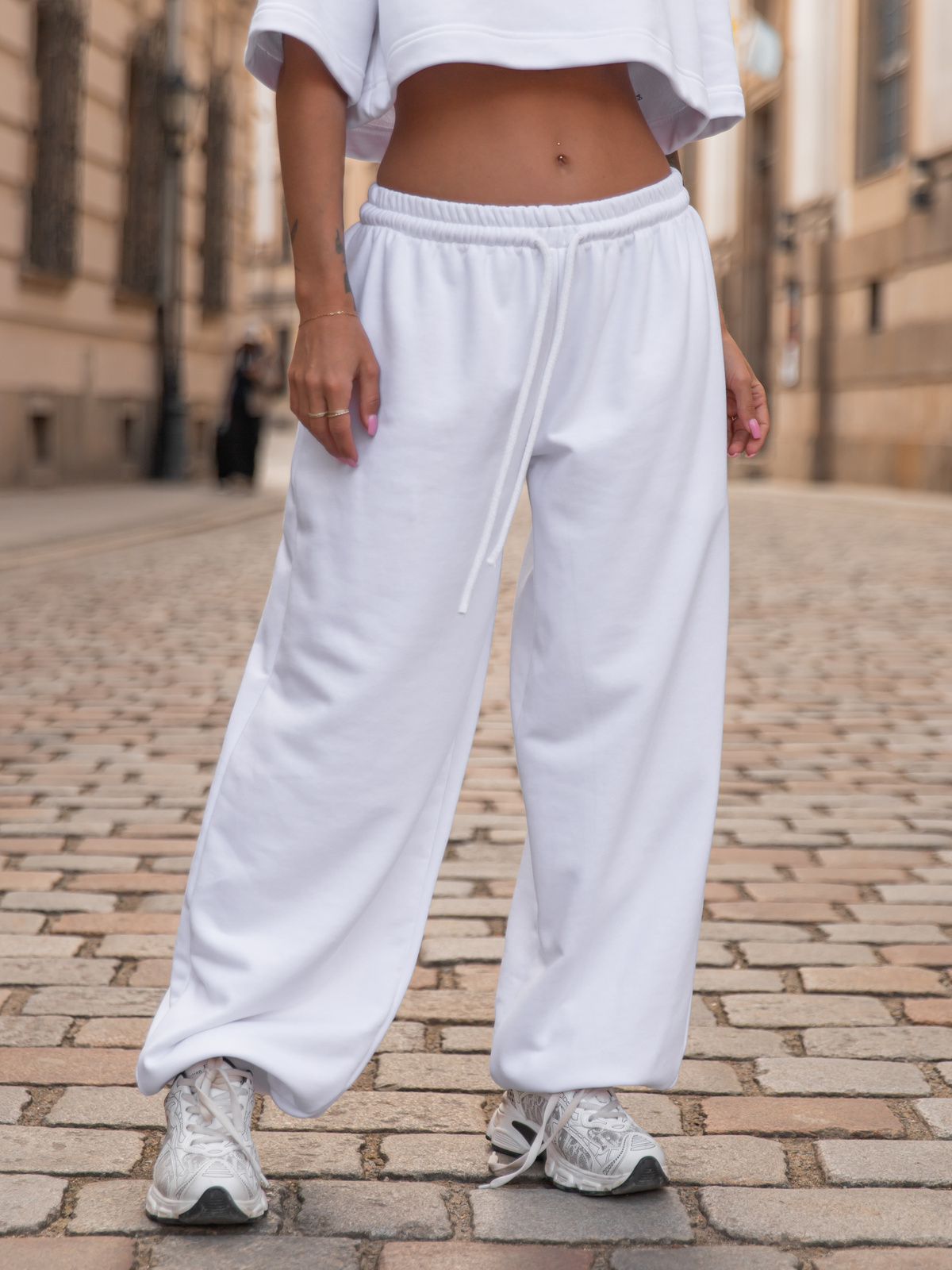 Luźne SPODNIE baggy ze sznurkiem z bawełnianej dresówki niedrapanej od wewnątrz białe X217 k01