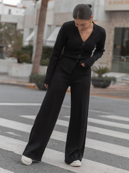 KOMPLET z dzianiny swetrowej dopasowana bluzka na guziki i szerokie spodnie czarny X553