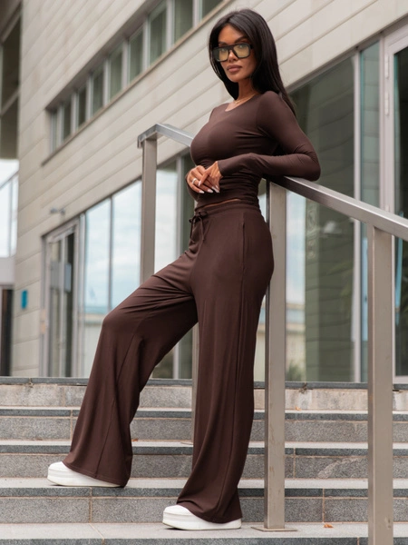 Wiskozowy KOMPLET dopasowana bluzka z długim rękawem i luźne spodnie czekoladowy E351