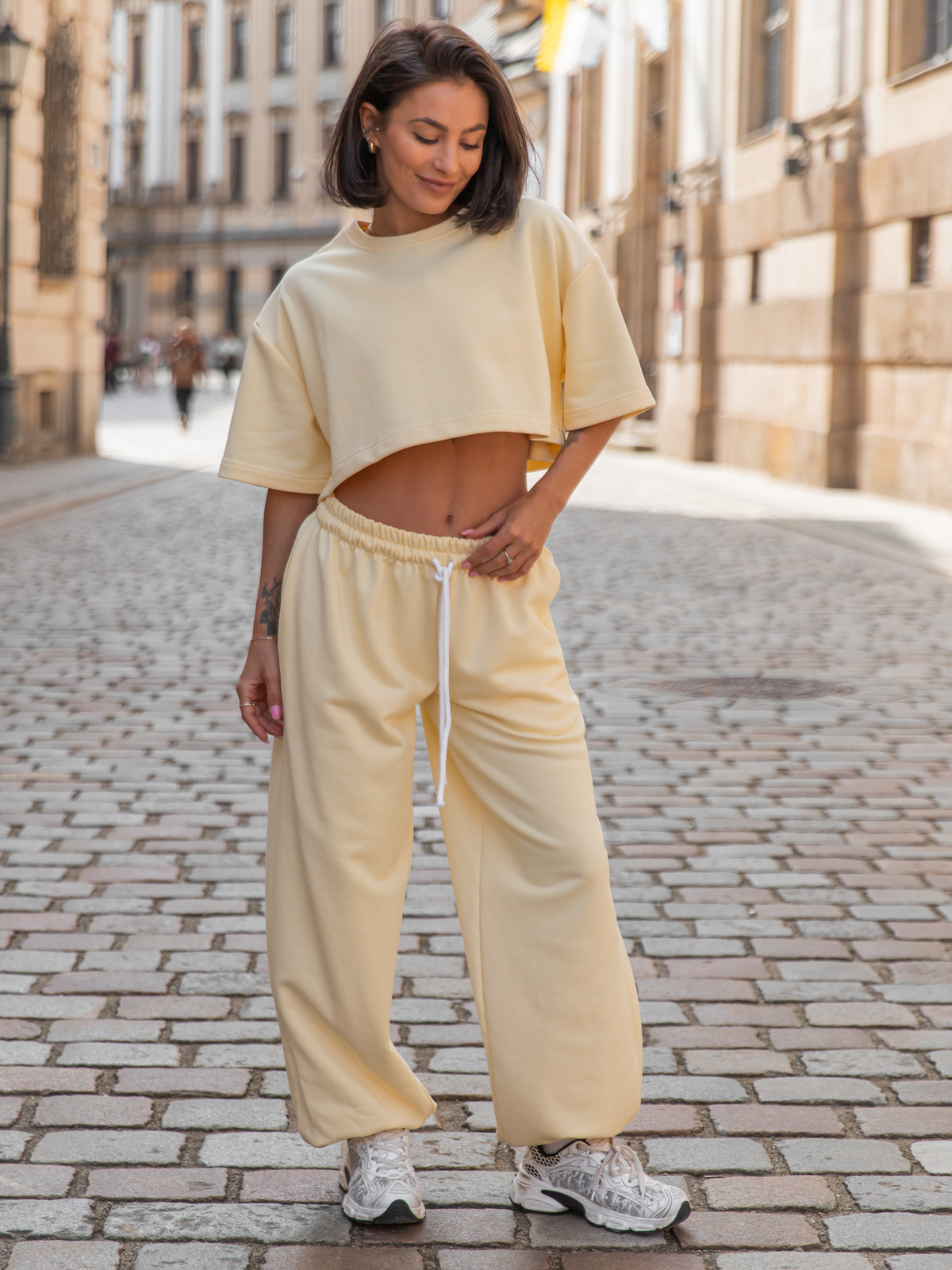 Luźne SPODNIE baggy ze sznurkiem z bawełnianej dresówki niedrapanej od wewnątrz butter yellow jasny żółty X217 k01