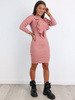 Dopasowana sukienka z prążka falbanki na dekolcie brudny róż a242 k01