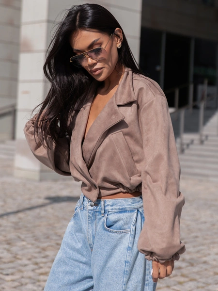 Oversizowa zamszowa krótka KURTKA o szerokim kroju ze ściągaczem beżowa X407