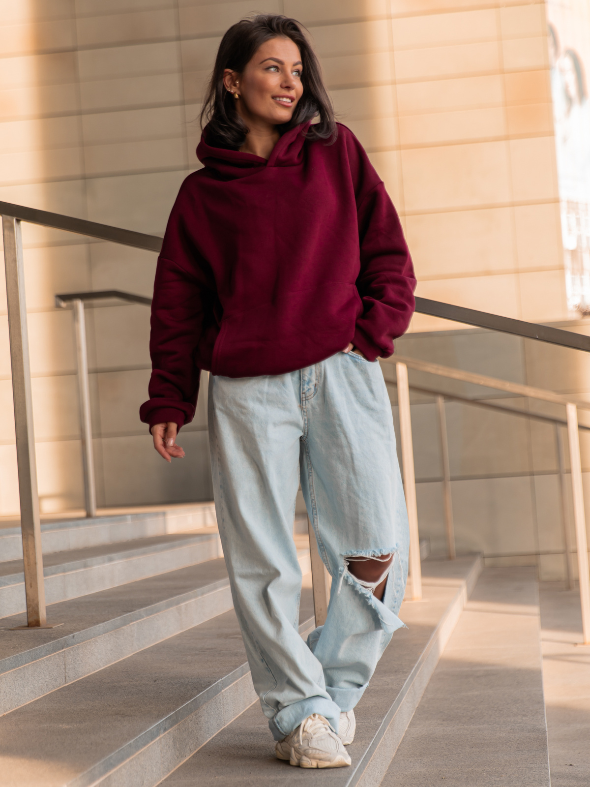 Dresowa bawełniana BLUZA z kapturem kangurka o klasycznym kroju bordowa X350