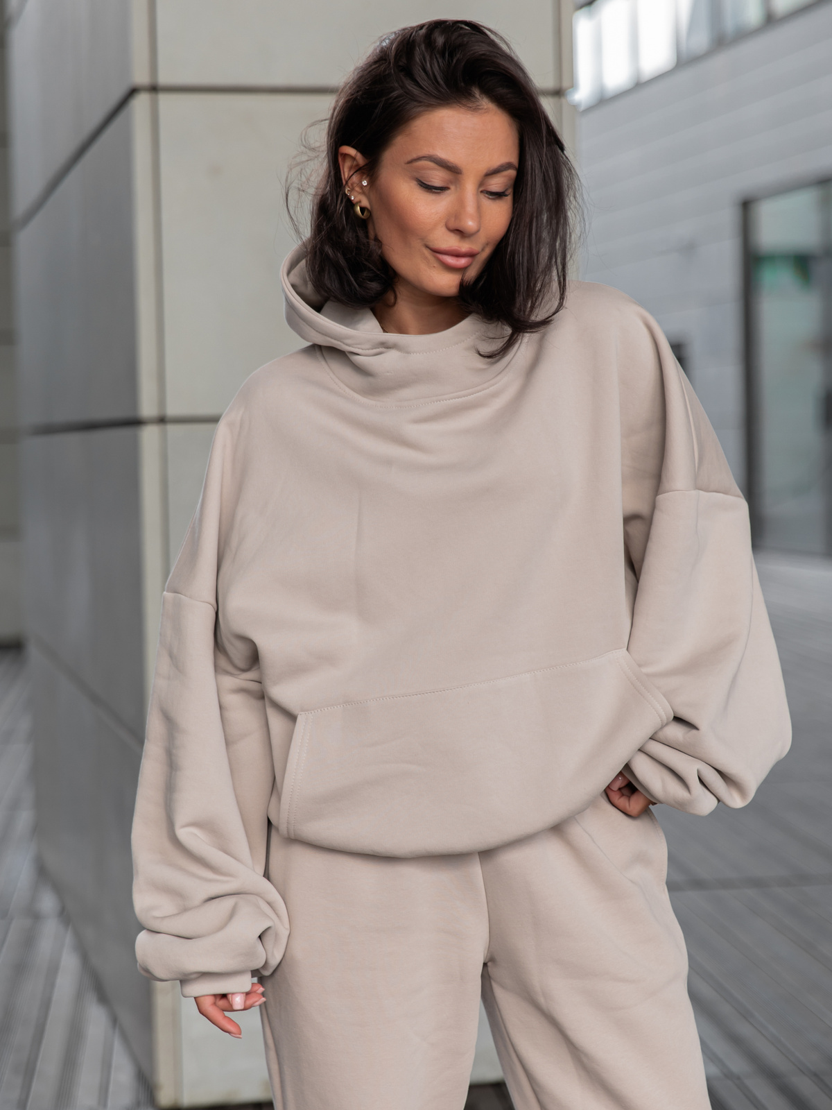 Viralowa Bawełniana BLUZA z drapanego dresu z kapturem na stójce z kieszeniami kangurka stone E1