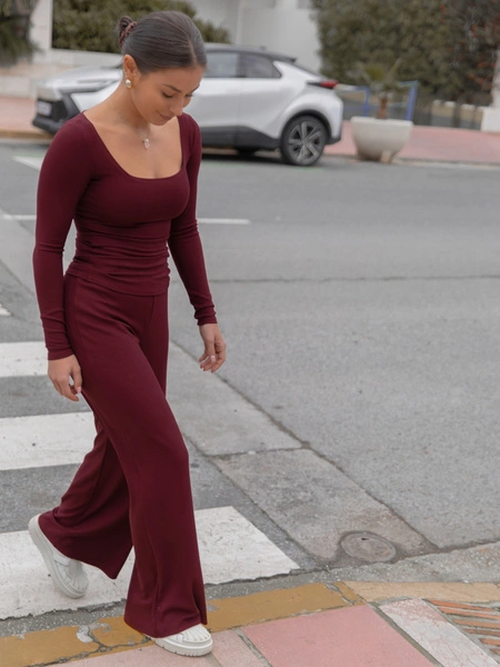 Codzienny KOMPLET bluzka z kwadratowym dekoltem i dopasowane spodnie z szerokimi nogawkami z prążkowanej dzianiny wiscoza i bawełna bordowy X551