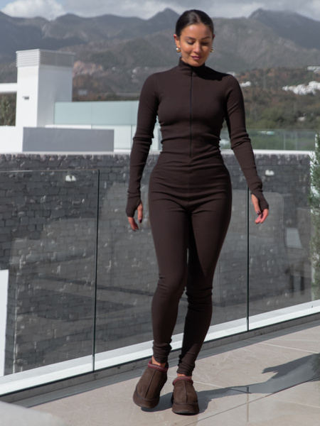 Bawełniany dopasowany KOMBINEZON z dzianiny prążkowanej na stójce zapinany na zamek czekoladowy X458