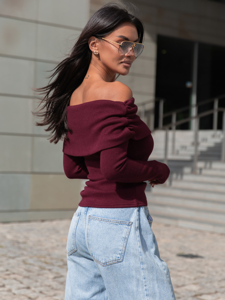 Dopasowany codzienny SWETER o klasycznym splocie opuszczany na ramiona bordowy X411