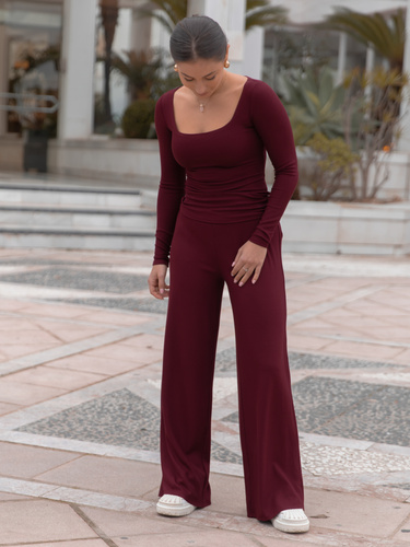 Codzienny KOMPLET bluzka z kwadratowym dekoltem i dopasowane spodnie z szerokimi nogawkami z prążkowanej dzianiny wiscoza i bawełna bordowy X551