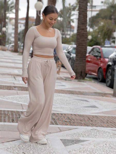 Codzienny KOMPLET krótka bluzka z kwadratowym dekoltem i luźne spodnie z gumką w pasie z prążkowanej dzianiny wiscoza i bawełna beżowy X558