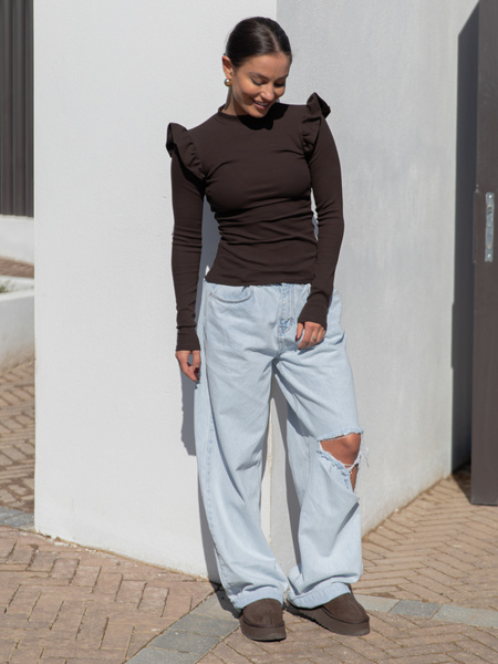 Bawełniana dopasowana BLUZKA z dzianiny prążkowanej z falbankami na ramionach czekoladowa X470