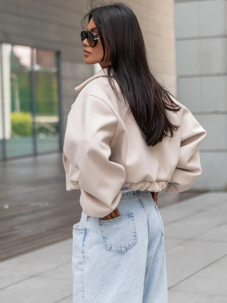 Oversizowa krótka KURTKA o szerokim kroju ze ściągaczem beżowa X364