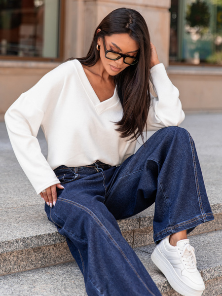 Luźny codzienny SWETER o klasycznym splocie z dekoltem w serek ecru X301