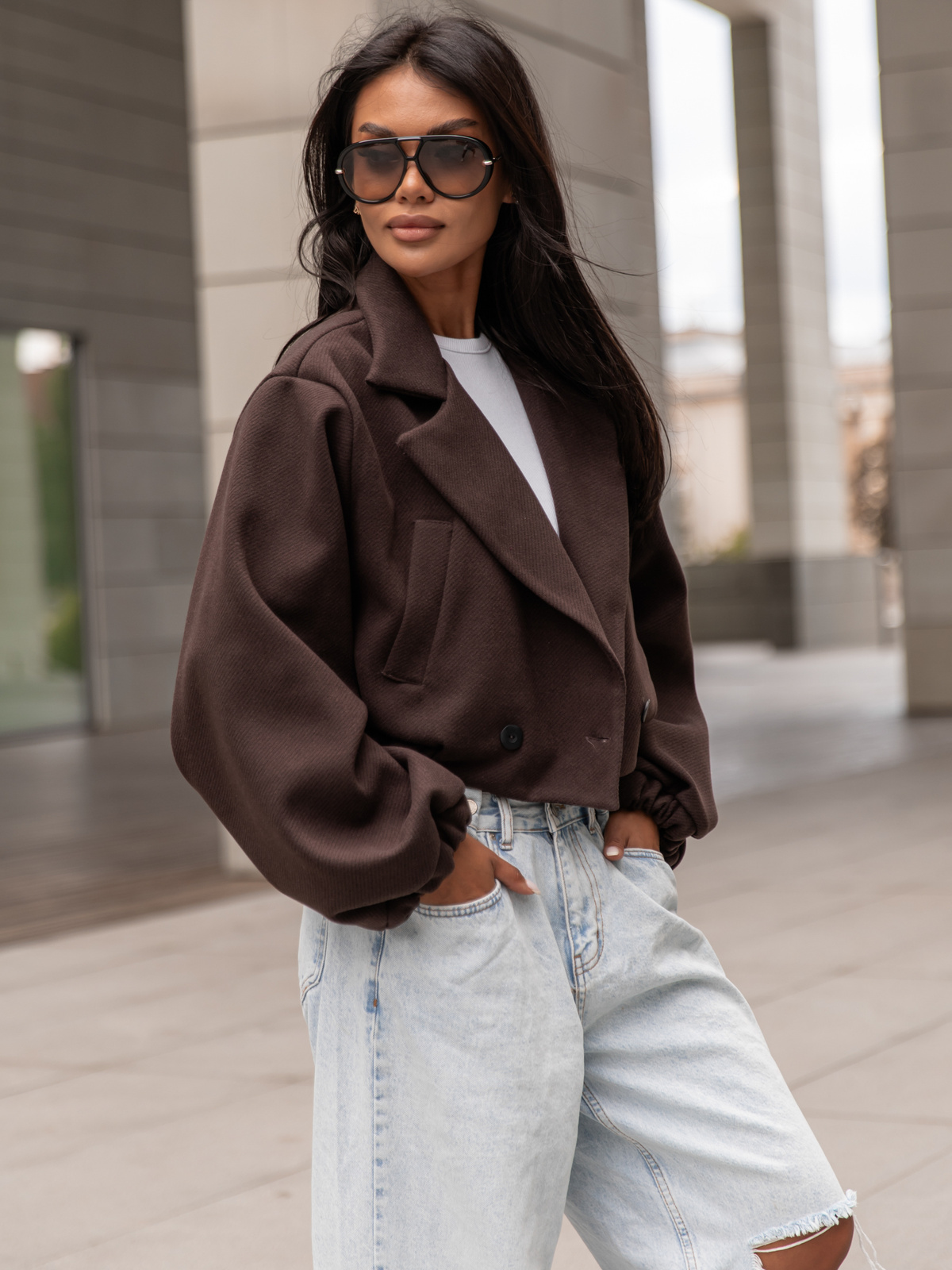 Oversizowa krótka KURTKA o szerokim kroju ze ściągaczem czekoladowa X364