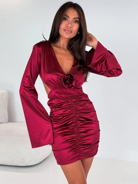 Elegancka satynowa SUKIENKA z długim rękawem z ozdobną materiałową różą bordowa E526 k01