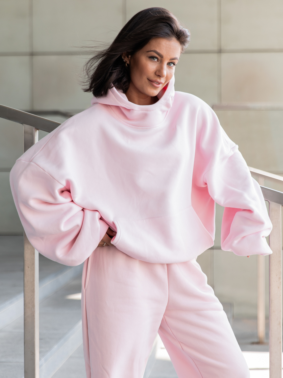 Viralowa Bawełniana BLUZA z drapanego dresu z kapturem na stójce z kieszeniami kangurka baby pink E1