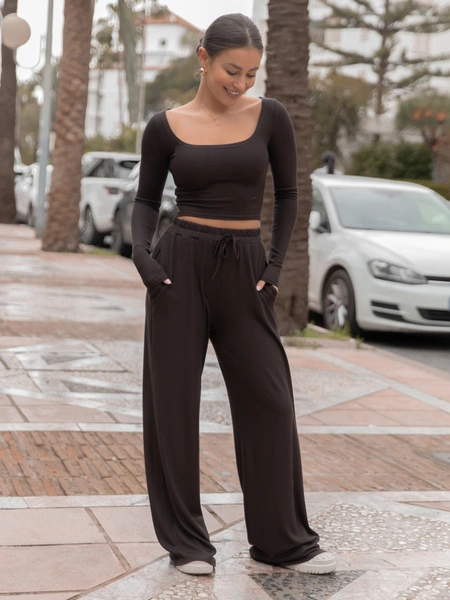 Codzienny KOMPLET krótka bluzka z kwadratowym dekoltem i luźne spodnie z gumką w pasie z prążkowanej dzianiny wiscoza i bawełna czekoladowy X558