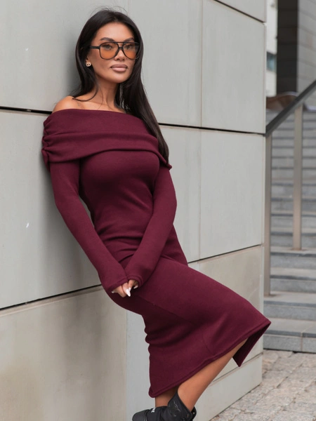 Dopasowana codzienna SUKIENKA swetrowa o klasycznym splocie opuszczana na ramiona bordowa X412 k01