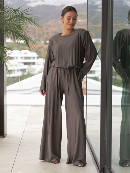 Komfortowy luźny KOMBINEZON z wiscozy z poduszkami na ramionach dark mokka X472