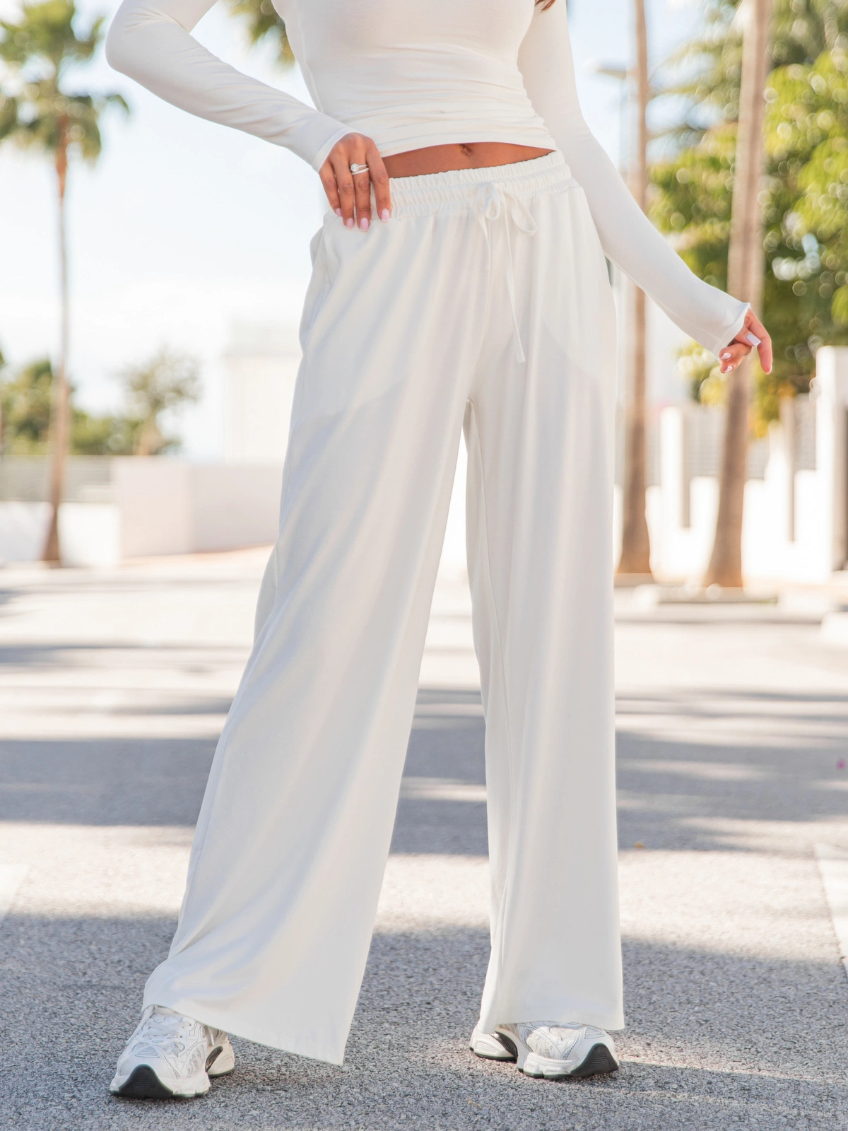 Szerokie SPODNIE z wiskozy z niskim stanem z gumką w pasie ecru X24 k01