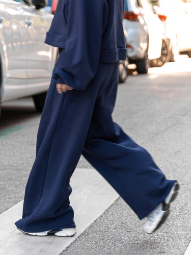 Bawełniane dresowe SPODNIE szeroki krój bez ściągaczy z dresu drapanego navy blue X512