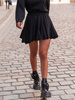 Rozkloszowana zwiewna SPÓDNICA mini z tkaniny strukturalnej czarna E437
