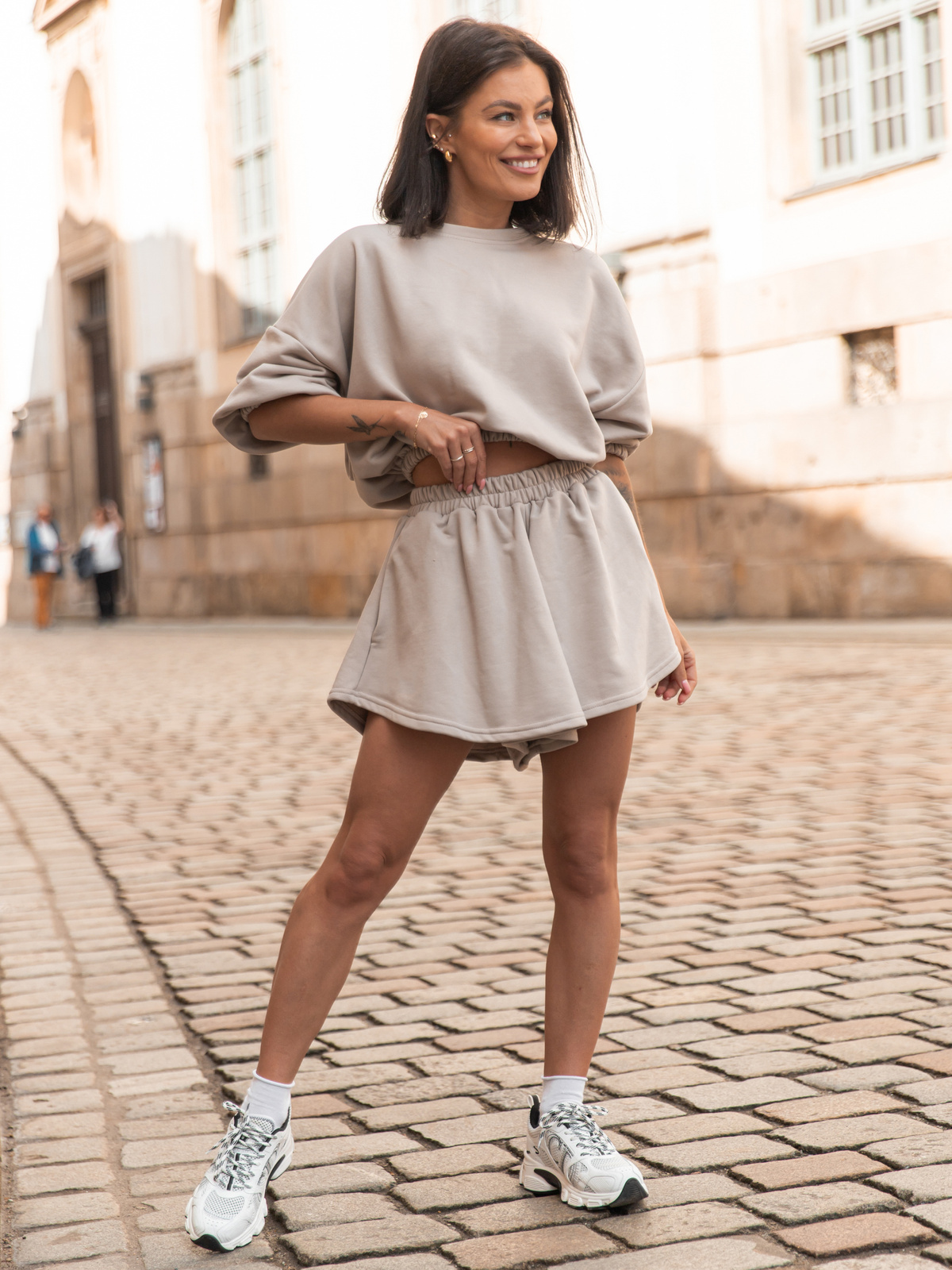 Dresowy bawełniany KOMPLET bluza z krótszym rękawem bluzowana i spodenki asymetryczne stone X121 k01