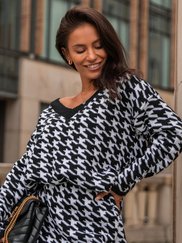 SWETER dekolt V pepitka K282