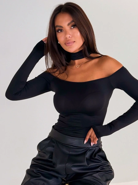 Dopasowana BLUZKA opuszczana na ramiona z chokerem z gładkiej dzianiny czarna E538