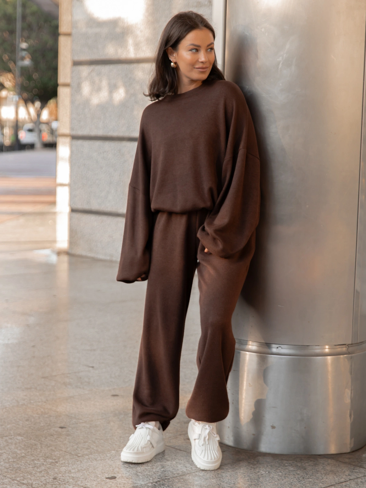 Codzienny KOMPLET dres ze swetrowej dzianiny oversizowa bluza i luźne spodnie ze ściągaczami brązowy X452 k01