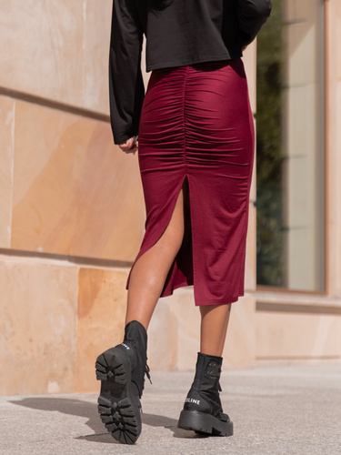 Obcisła midi SPÓDNICA z efektem push up z gładkiej dzianiny bordowa X310 k01
