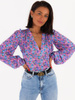 Dopasowana bluzka z szerokimi rękawami fioletowa w niebieskie kwiatki c179 k01