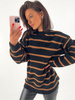 Dłuższy sweter tunika w nieregularne pasy czarny 13398