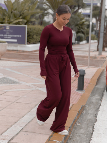 Codzienny KOMPLET bluzka bez dekoltu i luźne spodnie z gumką w pasie z prążkowanej dzianiny wiscoza i bawełna bordowy X559