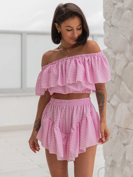 KOMPLET bluzka hiszpanka z odkrytymi ramionami i asymetryczne spódnico spodenki ze zwiewnej tkaniny w kratkę baby pink X209 k01