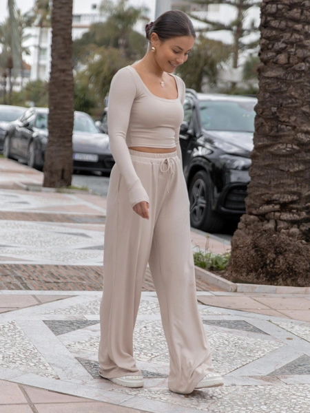 Codzienny KOMPLET krótka bluzka z kwadratowym dekoltem i luźne spodnie z gumką w pasie z prążkowanej dzianiny wiscoza i bawełna beżowy X558