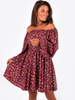 ROZKLOSZOWANA SUKIENKA OPUSZCZANA NA RAMIONA bordowa w kwiatki B170 k01