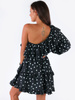 ASYMETRYCZNA ROZKLOSZOWANA SUKIENKA NA JEDNO RAMIĘ czarna w grochy B171 k01