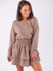 Dresowa rozkloszowana sukienka falbanki cappuccino b211 k01