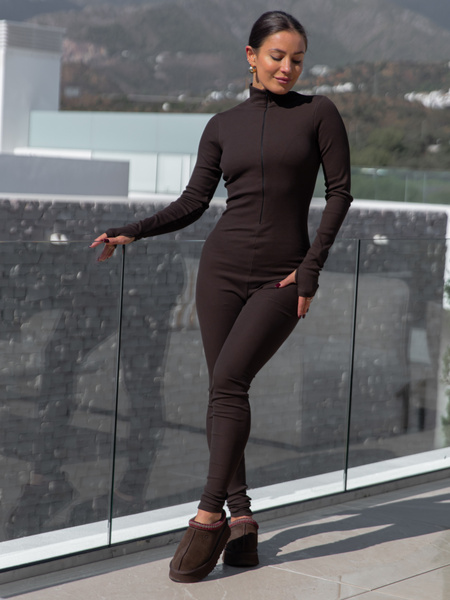 Bawełniany dopasowany KOMBINEZON z dzianiny prążkowanej na stójce zapinany na zamek czekoladowy X458