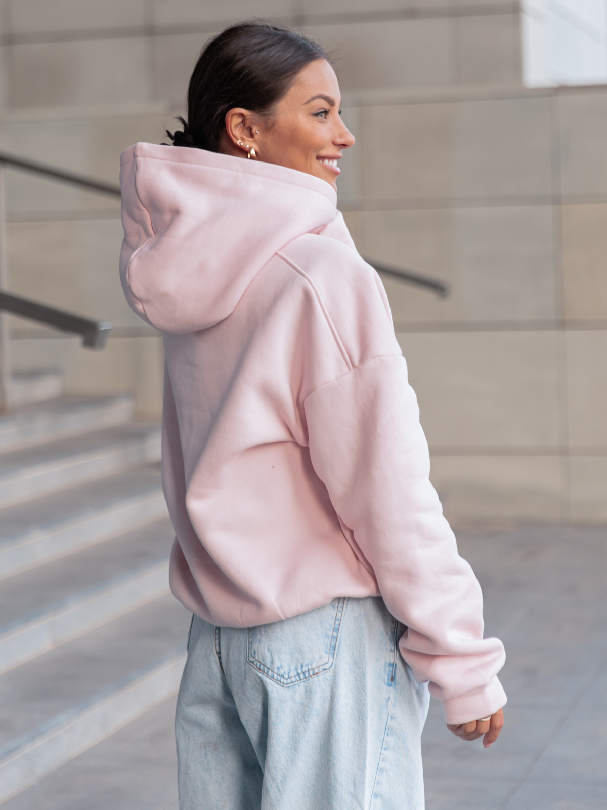 Dresowa bawełniana BLUZA z kapturem kangurka o klasycznym kroju baby pink X350