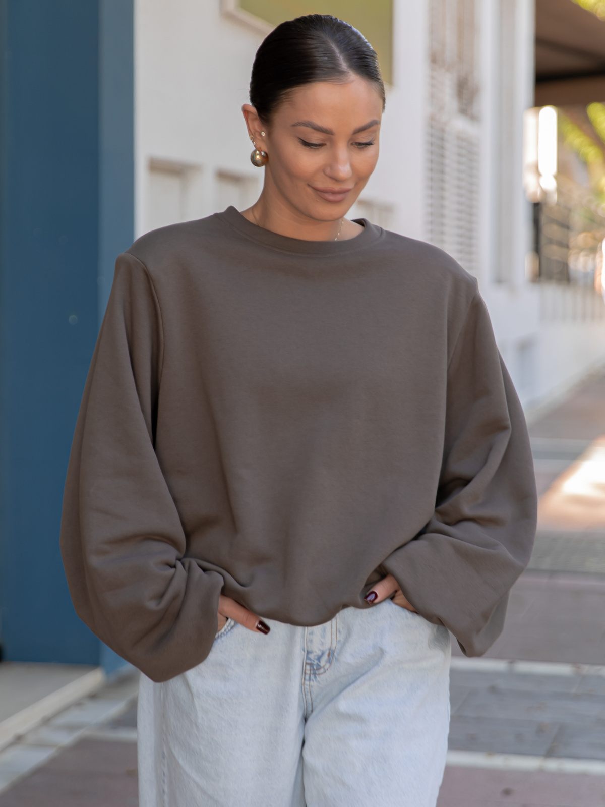 Oversizowa bawełniana BLUZA z drapanego dresu z poduszkami na ramionach dark mokka X469