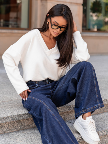 Luźny codzienny SWETER o klasycznym splocie z dekoltem w serek ecru X301