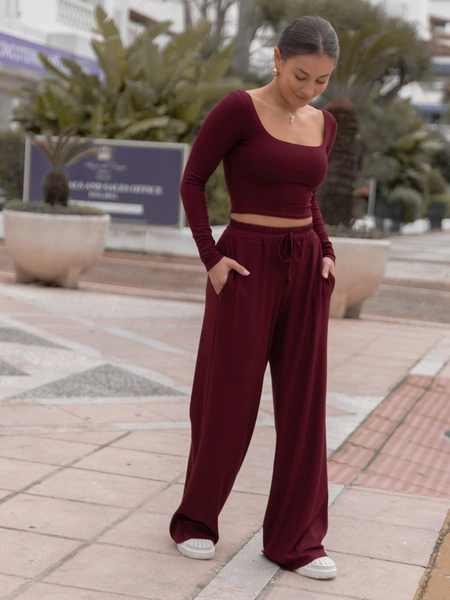 Codzienny KOMPLET krótka bluzka z kwadratowym dekoltem i luźne spodnie z gumką w pasie z prążkowanej dzianiny wiscoza i bawełna bordowy X558